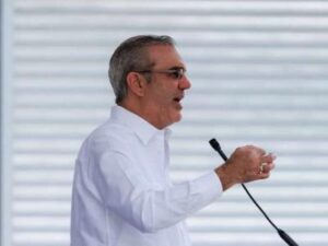 Abinader convoca a expresidentes a reunión sobre crisis haitiana
