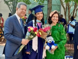 Hija de Leonel Fernández y Margarita Cedeño se gradúa de maestría