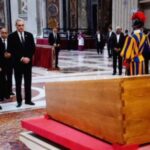 Imagen de Abinader y Raquel frente al féretro del Papa Francisco