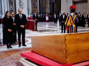Imagen de Abinader y Raquel frente al féretro del Papa Francisco