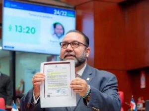 Rogelio Genao se defiende por foto con masa de cangrejo