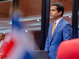 Omar Fernández destina fondos de abril para terapias a niños con TEA