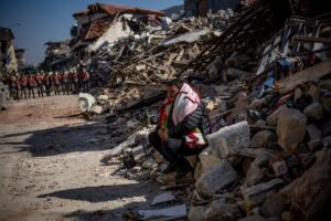 Un muerto y decenas de heridos tras un terremoto de magnitud 6,2 en la costa oeste de Turquía