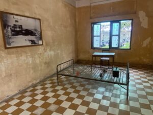 EL MUNDO, con un superviviente dentro de los campos de muerte y tortura de los Jemeres Rojos: "A mi madre le rompieron todos los dientes"