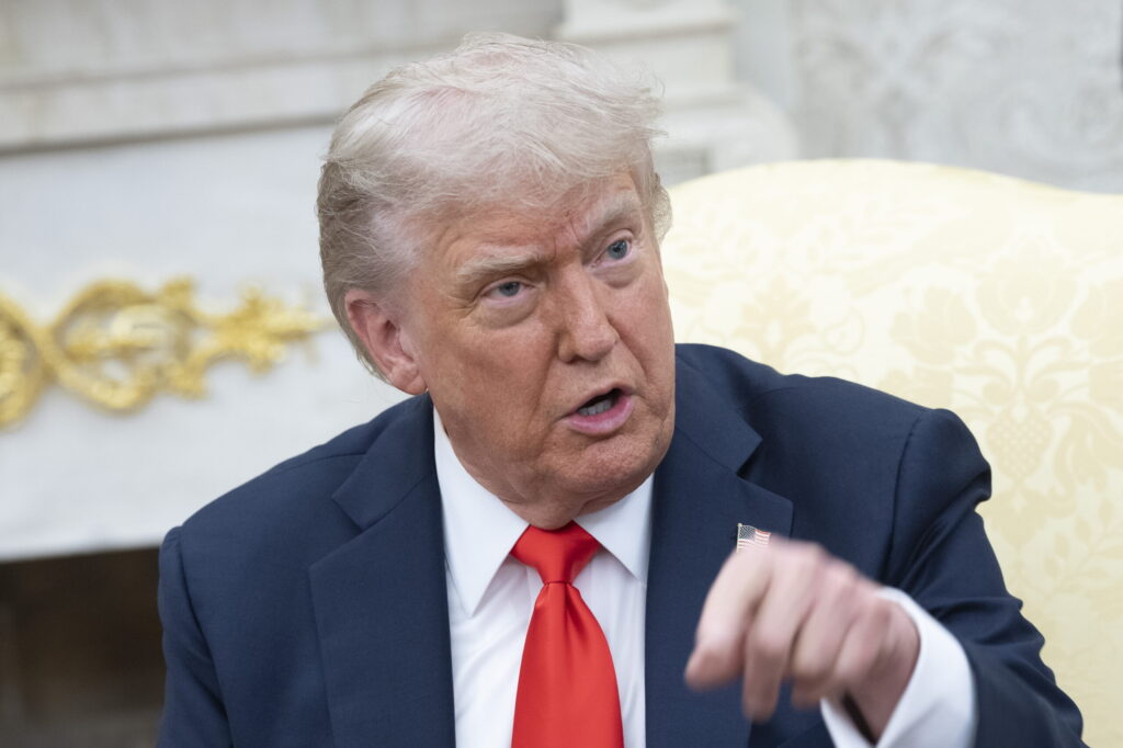 Furia y desconcierto por la prohibición de entrada de Trump a ciudadanos de 12 países: "No podemos permitir que les conviertan en chivos expiatorios"