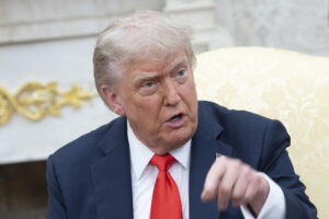 Furia y desconcierto por la prohibición de entrada de Trump a ciudadanos de 12 países: "No podemos permitir que les conviertan en chivos expiatorios"