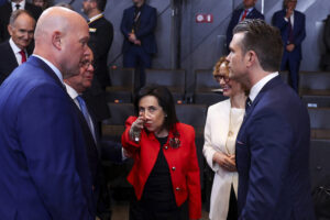 Sánchez desata el "malestar" y la "frustración" entre los aliados con su rebeldía ante la OTAN: "Arrastra los pies en el gasto en Defensa"