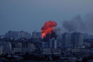 Rusia lanza su mayor ataque aéreo sobre Ucrania, mata al menos a tres personas y destruye varias vías de ferrocarril