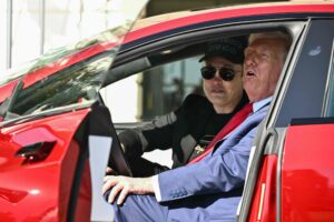 Donald Trump baraja deshacerse de su Tesla tras sus choques con Musk