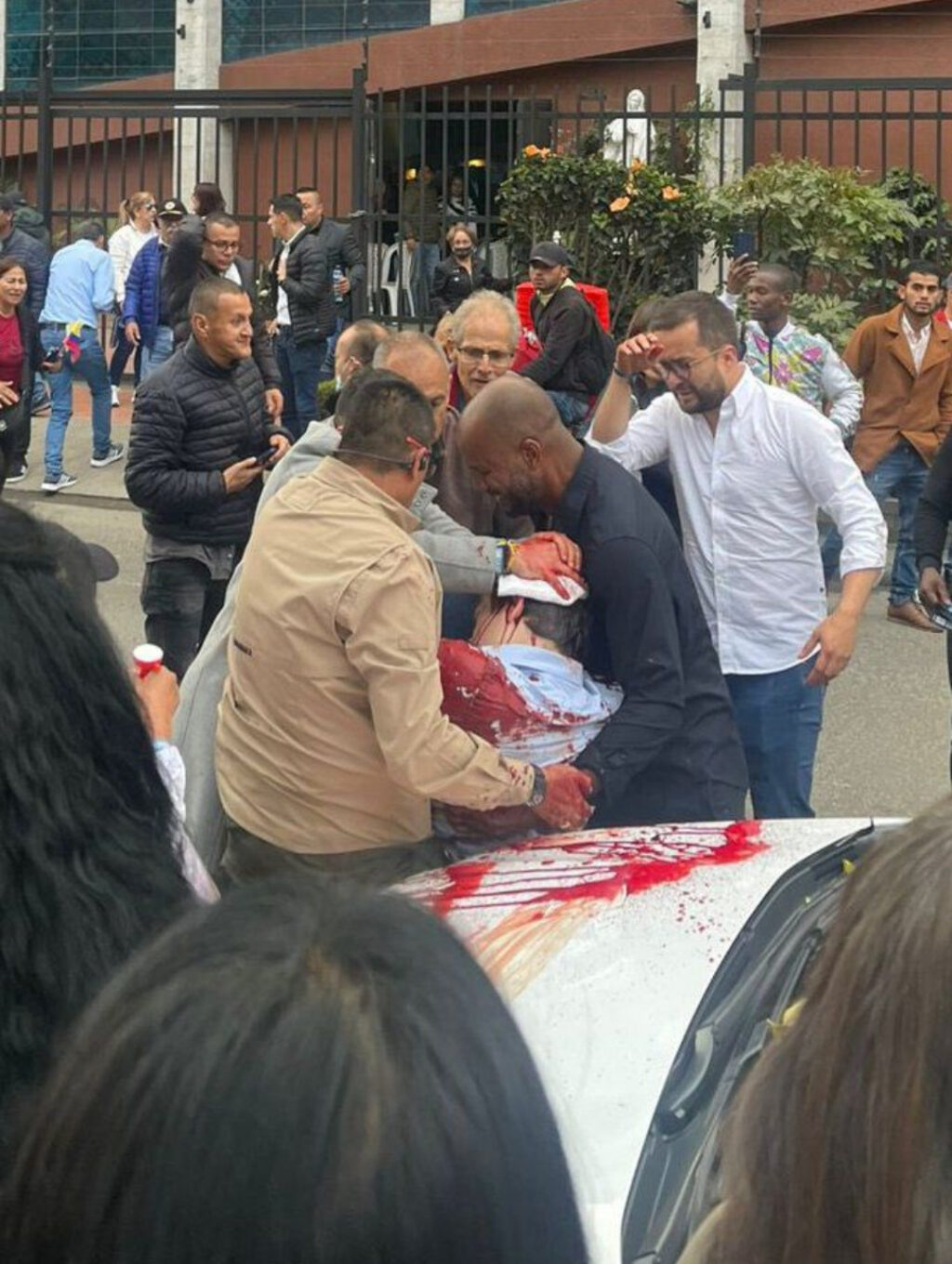 Los truculentos detalles del intento de asesinato del senador Miguel Uribe: "Descárguele el proveedor en la cabeza y escape"