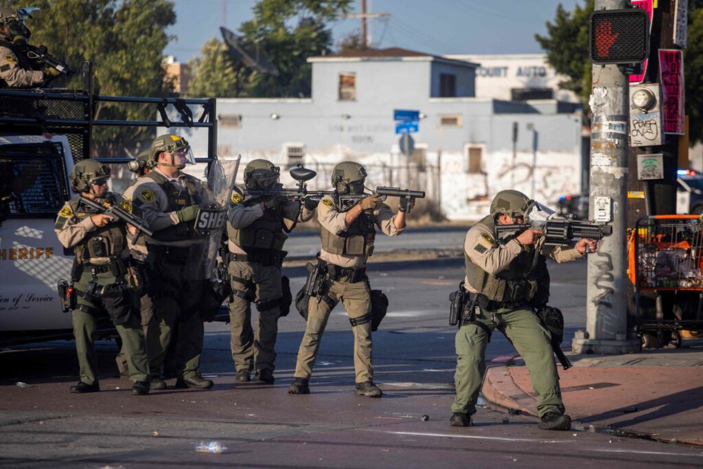Tensa calma en Los Ángeles: la Guardia Nacional comienza a desplegar sus tropas por las protestas tras las redadas del ICE