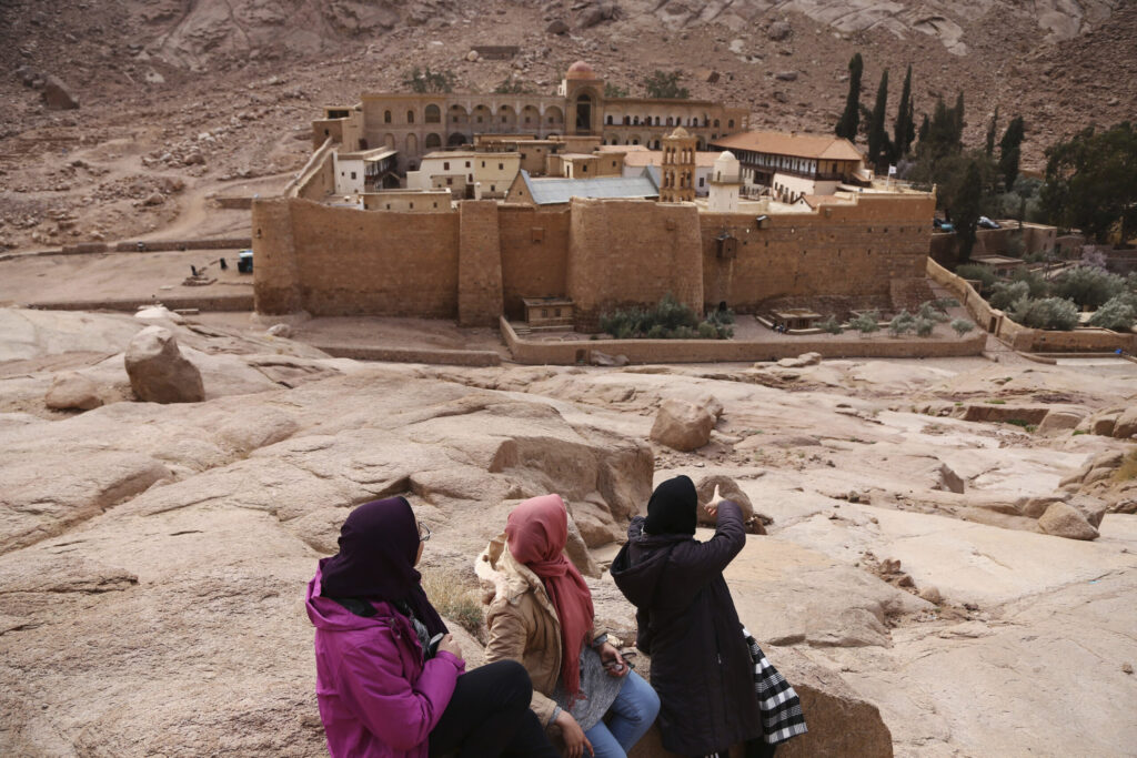 Espadas en alto entre Grecia y Egipto por el monasterio habitado más antiguo del mundo, el de Santa Catalina en el Sinaí