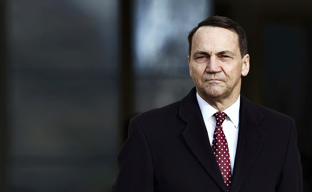 Radosaw Sikorski, ministro de Exteriores de Polonia: "España debe prestar atención a lo que Rusia intenta en Libia: encender y apagar la inmigración masiva"