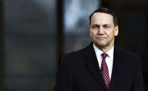 Radosaw Sikorski, ministro de Exteriores de Polonia: "España debe prestar atención a lo que Rusia intenta en Libia: encender y apagar la inmigración masiva"