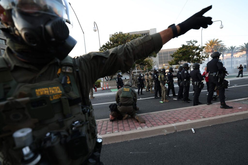Pánico en Los Ángeles por las redadas para deportar inmigrantes de Trump: "Fui testigo de cómo esposaron a mi padre, lo encadenaron de la cintura y de los tobillos"
