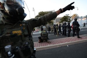 Pánico en Los Ángeles por las redadas para deportar inmigrantes de Trump: "Fui testigo de cómo esposaron a mi padre, lo encadenaron de la cintura y de los tobillos"