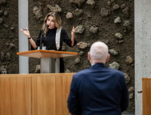 El centroderecha neerlandés cambia de estrategia: no pactará con el "cobarde" Geert Wilders y aísla a la extrema derecha
