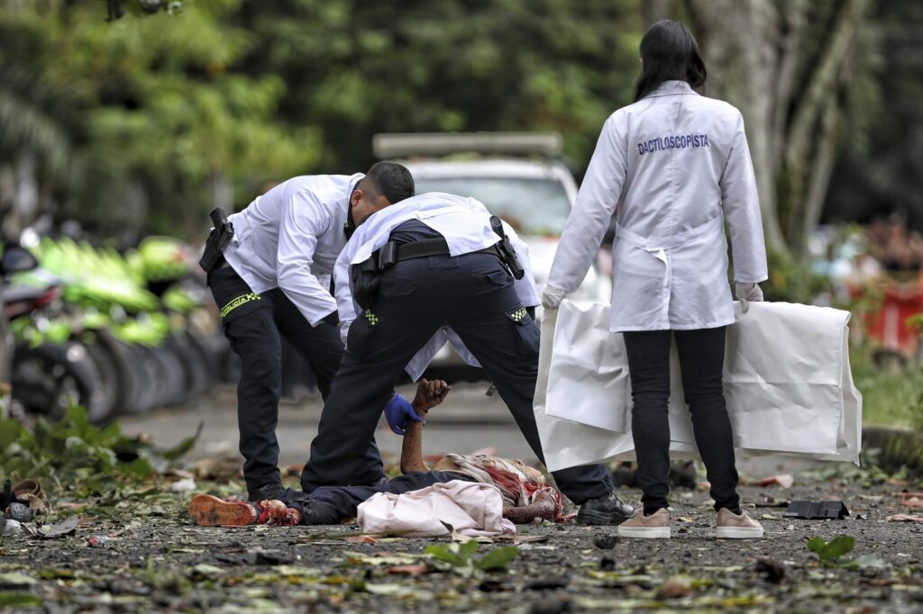 Fuerte oleada terrorista en Colombia mientras Uribe continúa en estado crítico