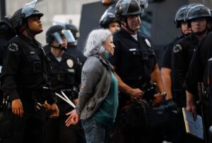 Más redadas y decenas de arrestos en la segunda noche de toque de queda en Los Ángeles