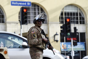 Un juez ordena detener el despliegue de Trump de la Guardia Nacional en Los Ángeles