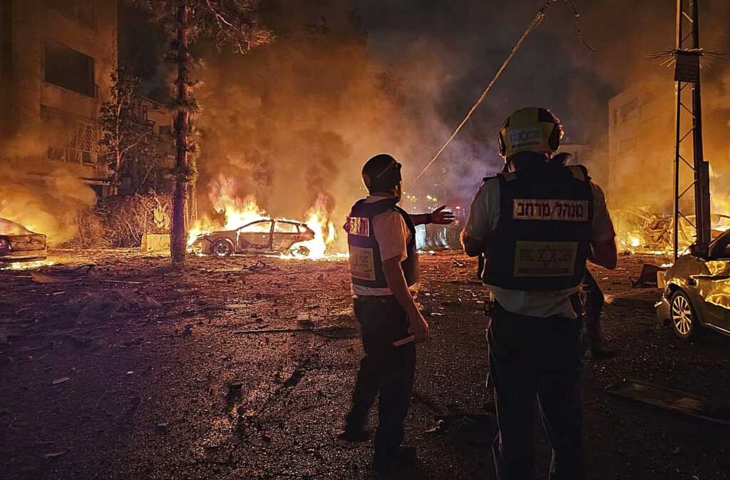 Israel resiste las embestidas de Irán: "Todo el edificio de 20 pisos tembló"