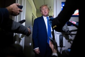 Donald Trump quiere "un verdadero final" en el conflicto de Irán e Israel y Emmanuel Macron asegura que hay "una oferta de alto el fuego"
