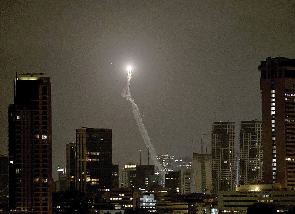 Tel Aviv, de los bombardeos egipcios a los misiles de Irak e Irán