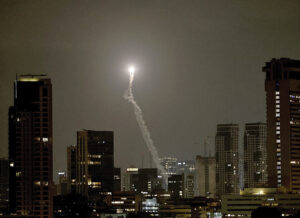 Tel Aviv, de los bombardeos egipcios a los misiles de Irak e Irán