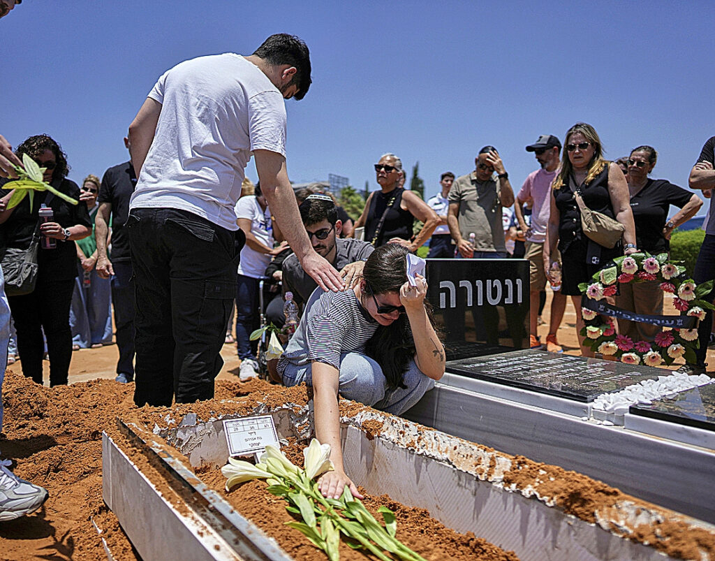 Israel intensifica los ataques contra el plan nuclear iraní y rebaja su estado de emergencia