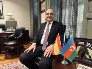 Elchin Amirbayov, representante del presidente de Azerbaiyán: "Sólo si Armenia cumple los acuerdos de paz podrá superar su aislamiento"
