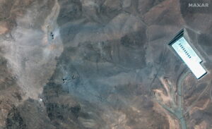 Israel ataca los símbolos en Teherán: el cuartel de la Guardia Revolucionaria, la prisión de Evin y el reloj con la cuenta atrás de la "entidad sionista"