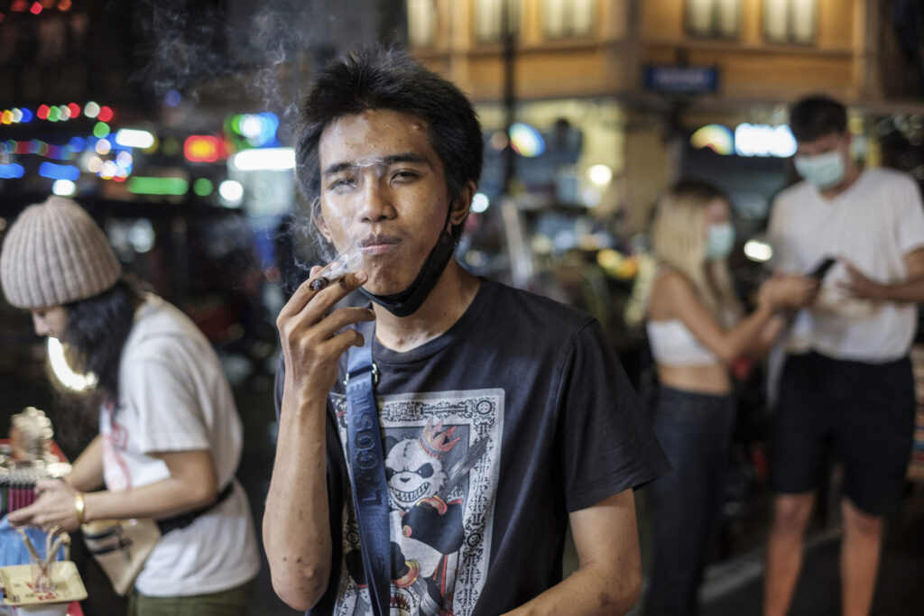 El viaje psicotrópico de los mochileros 'mulas' desde una Tailandia que vuelve a criminalizar el cannabis