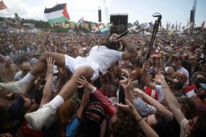 La policía británica abre una investigación criminal contra los artistas que lanzaron consignas antiisraelíes en el Festival de Glastonbury