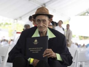 A sus 102 años recibió su título de propiedad: "Estoy muy feliz”