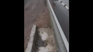 Derrumbe de tierra afecta tramo de la carretera Casabito-Constanza