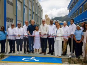 Presidente Abinader inaugura liceo experimental en Constanza