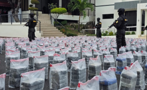 Organismos del gobierno ocupan más de 1.5 tonelada de cocaína y apresan a tres personas