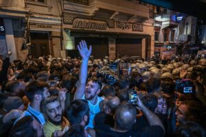 Detenidos cuatro trabajadores de una revista por una caricatura de Mahoma que ha desatado graves enfrentamientos en Estambul