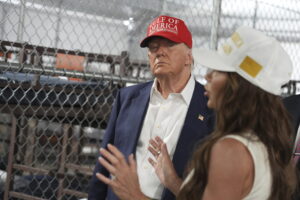 Trump visita 'Alligator Alcatraz', el proyecto de Florida para encerrar a miles de inmigrantes en tiendas de campaña junto a los pantanos