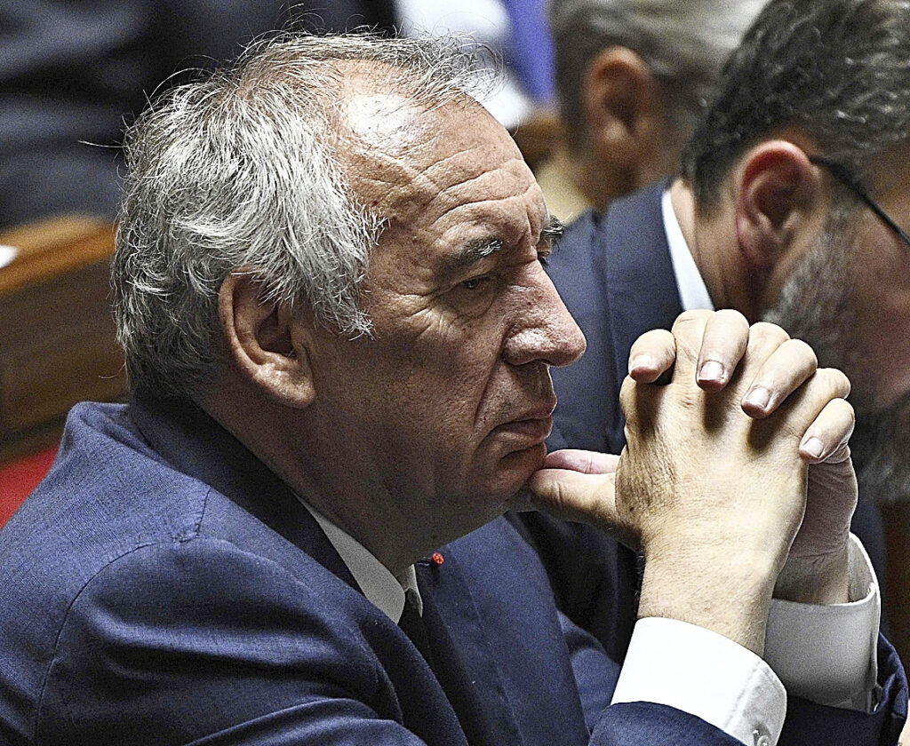 Bayrou supera la moción de censura, pero queda muy aislado en medio de la crisis política francesa