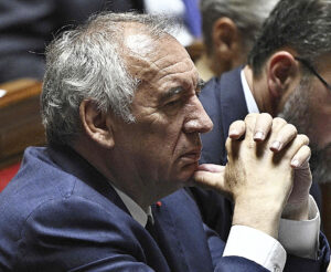 Bayrou supera la moción de censura, pero queda muy aislado en medio de la crisis política francesa