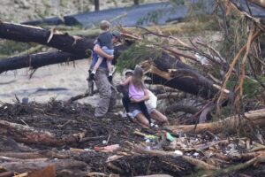 Las inundaciones en Texas dejan al menos 32 muertos, entre ellos 14 niños, y decenas de desaparecidos