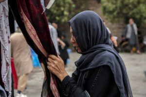 El Tribunal Penal Internacional dicta órdenes de arresto contra dos líderes talibán por la persecución a mujeres