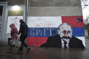 Gas, propaganda y armas: la guerra de Ucrania pone al 'Putin serbio' en su momento decisivo