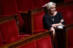 La policía registra la sede del partido de Le Pen por una investigación de financiación ilegal