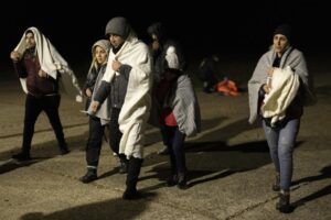 Starmer y Macron llegan a un acuerdo para repatriar a los inmigrantes que cruzan el Canal de la Mancha