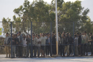 Grecia endurece la política migratoria y detendrá a quienes lleguen de Libia