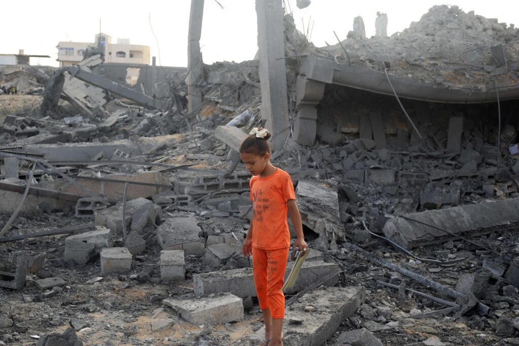 Mueren más de 50 palestinos en varios bombardeos israelíes y en un nuevo tiroteo en un punto de reparto de ayuda en Gaza