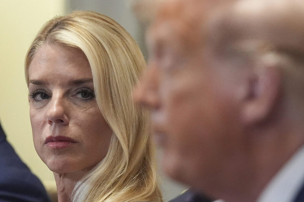 Trump pierde la paciencia e intenta sofocar el motín de sus partidarios y una sangría de votos por los Papeles de Epstein