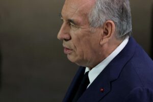 François Bayrou congela las pensiones, recorta 40.000 millones en gastos sociales y propone suprimir dos días festivos